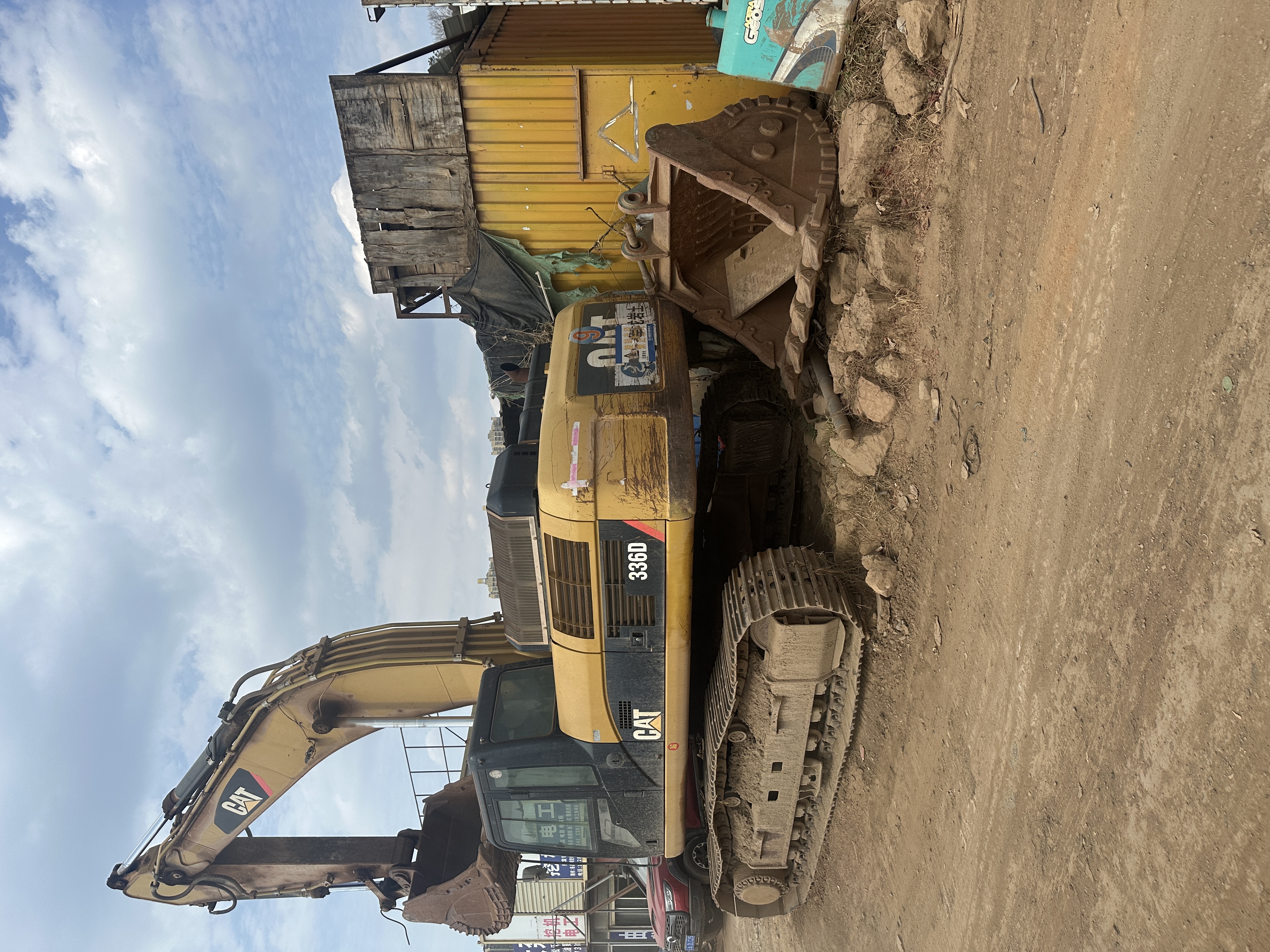Excavadora CAT usada en condición real de obra