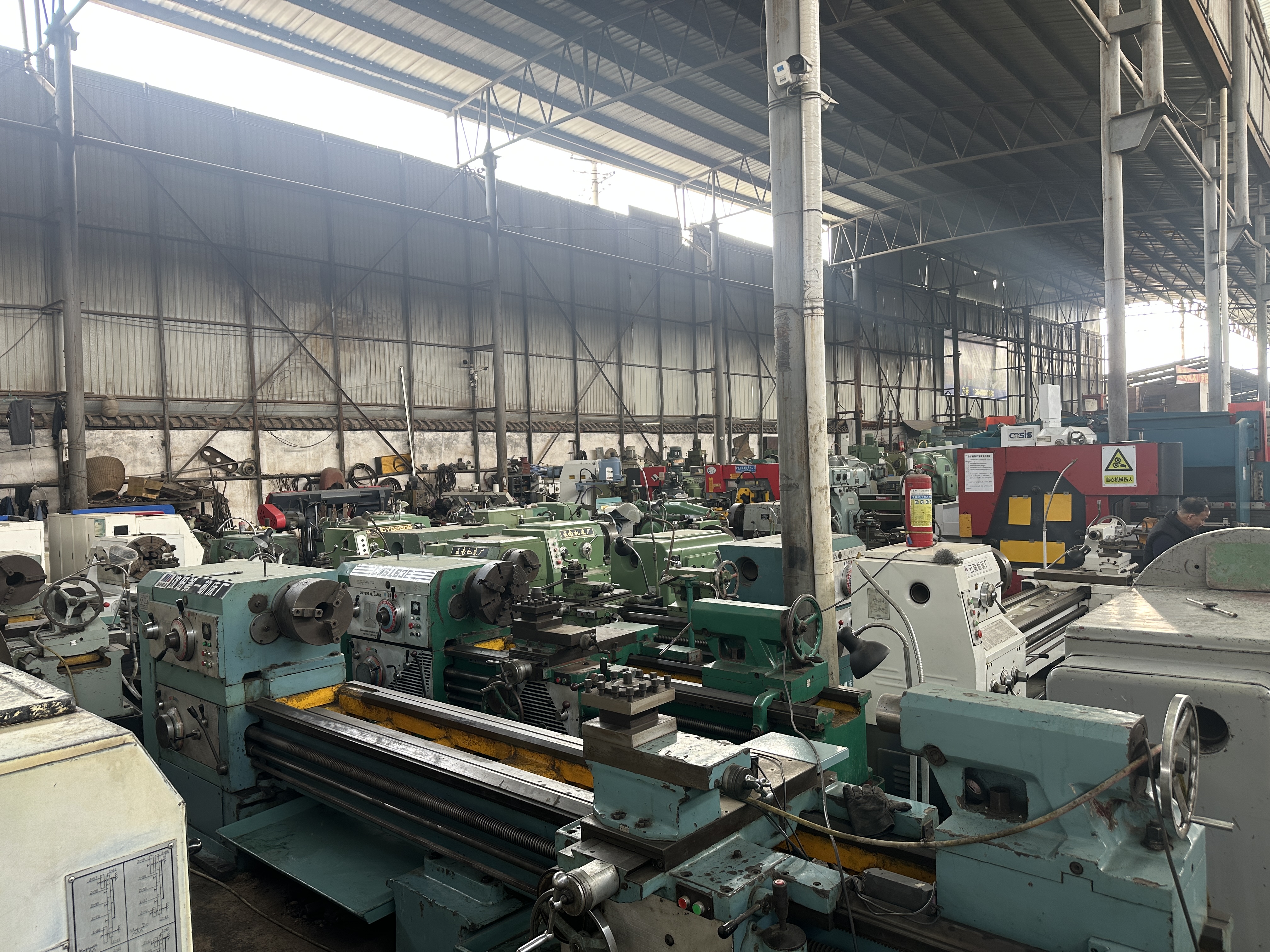 Almacén de equipos de mecanizado con tornos y máquinas industriales