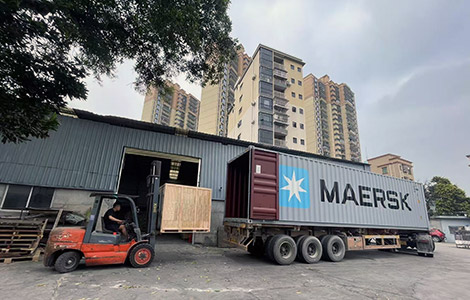 Carga de contenedores en almacén de China para envíos a Colombia